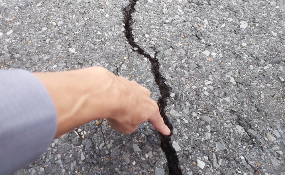 Close-up of a large, long crack appearing on National Highway 1 through Deo Ngang. Photo: Provided by the people