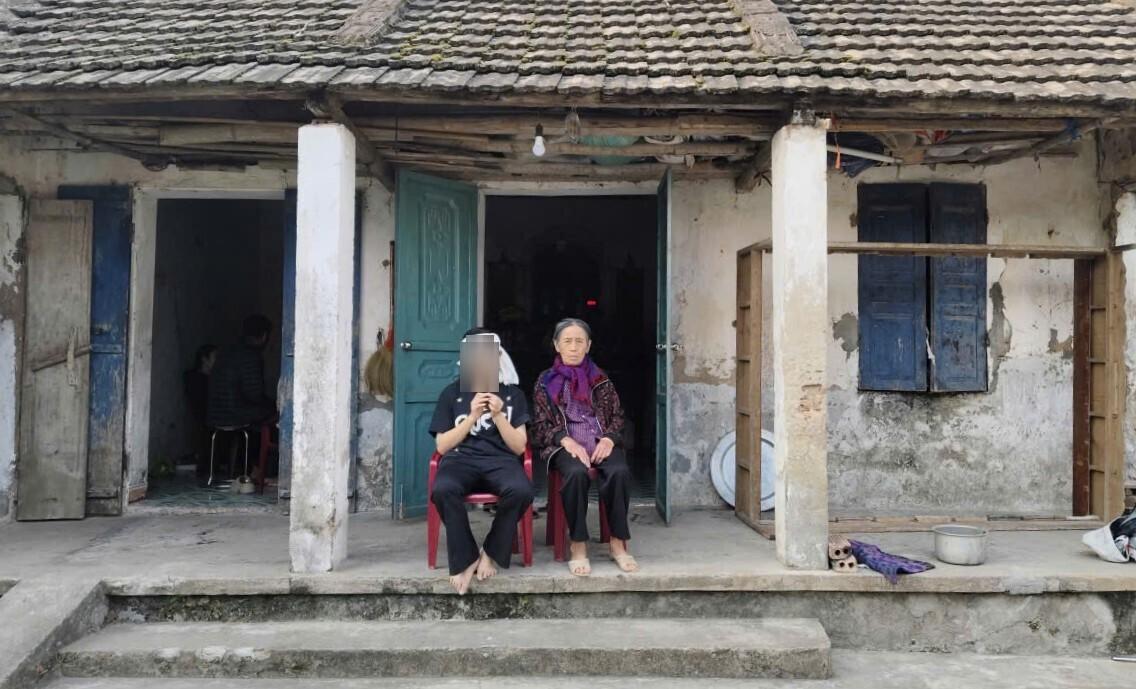 Ms. Ha Thi Binh died, leaving behind an elderly mother and a deprived child. Photo: Dieu Anh