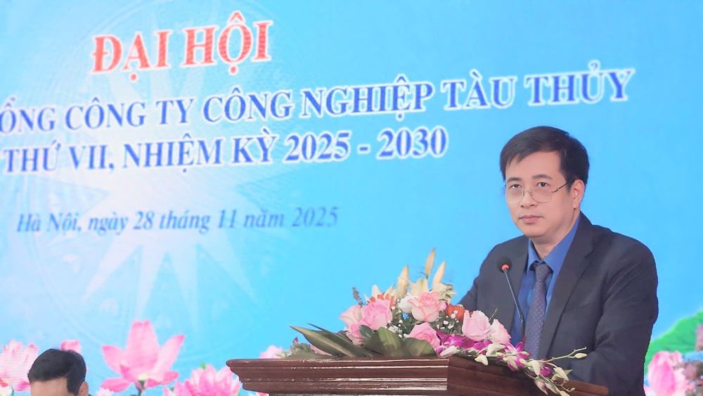 El Sr. Pham Hoai Phuong Presidente del Sindicato de la Construccion de Vietnam pronuncio un discurso dirigiendo el VII Congreso del Sindicato de la Corporacion General de la Industria Naval para el Periodo 2025-2030. Foto: Minh Tam