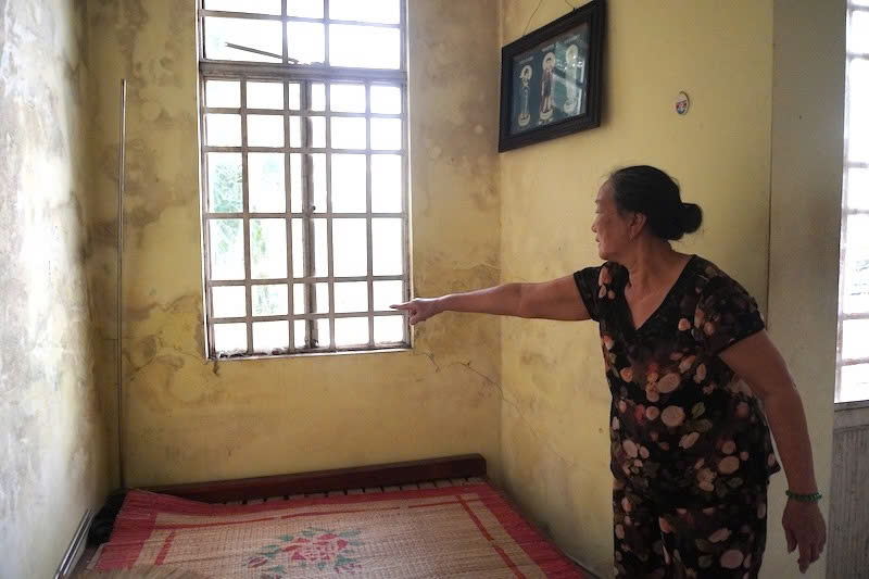 집이 무너질까 봐 두려워 다낭의 죽음의 구덩이 빈다 옆에 사는 사람들은 밤을 보내기 위해 다른 곳으로 가야 합니다. 사진: 쩐티