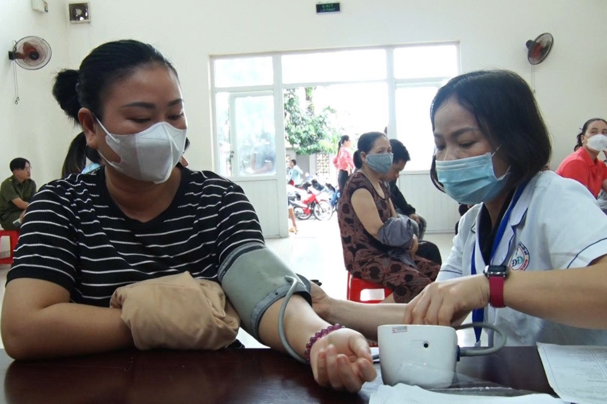 Screening before donating blood in Phuoc Hai commune, Ho Chi Minh City. Photo: HDPH
