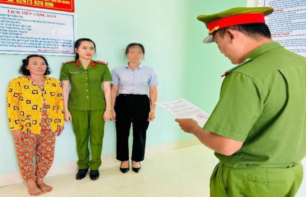 The Investigation Police Agency of An Giang Province Police issued a Decision to prosecute the accused Nguyen Thi Nhanh. Photo: Provided by the police