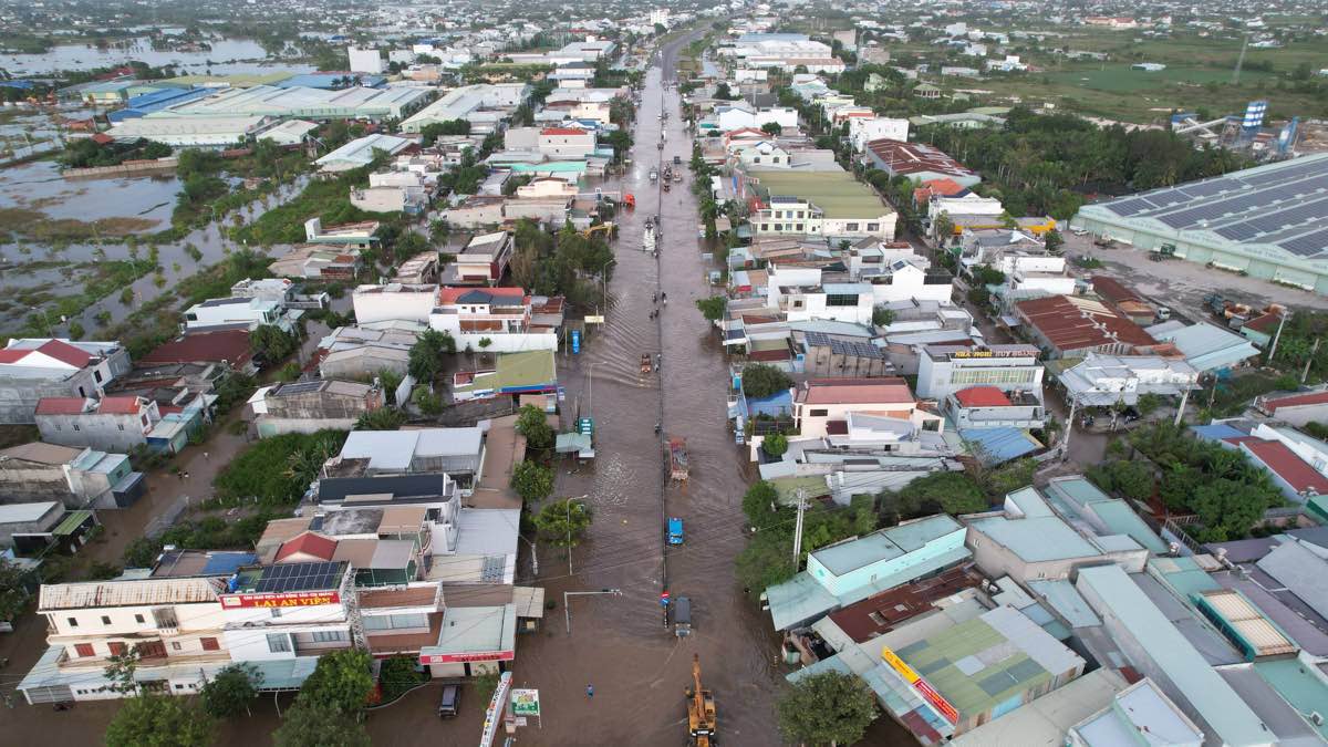 Nuoc ngap doan km1700 Quoc lo 1. Anh: Duy Tuan