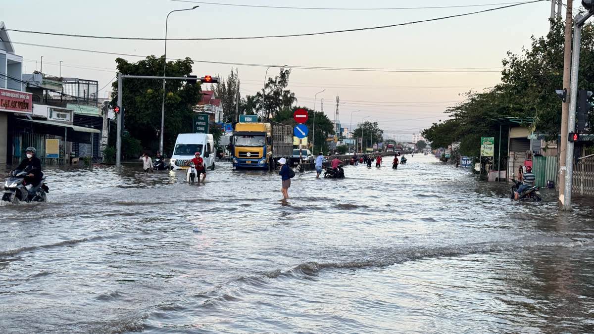 Nuoc ngap sau tren Quoc lo 1. Anh: Duy Tuan