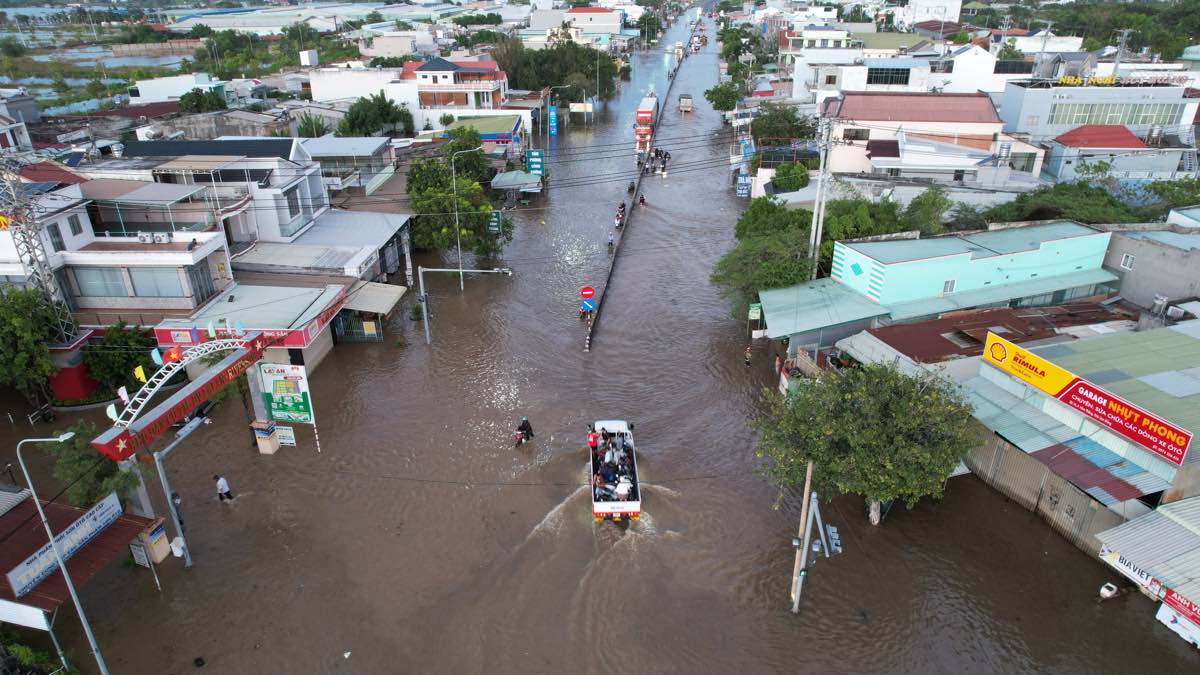 Xe tai ho tro dua nguoi qua vi tri ngap. Anh: Duy Tuan