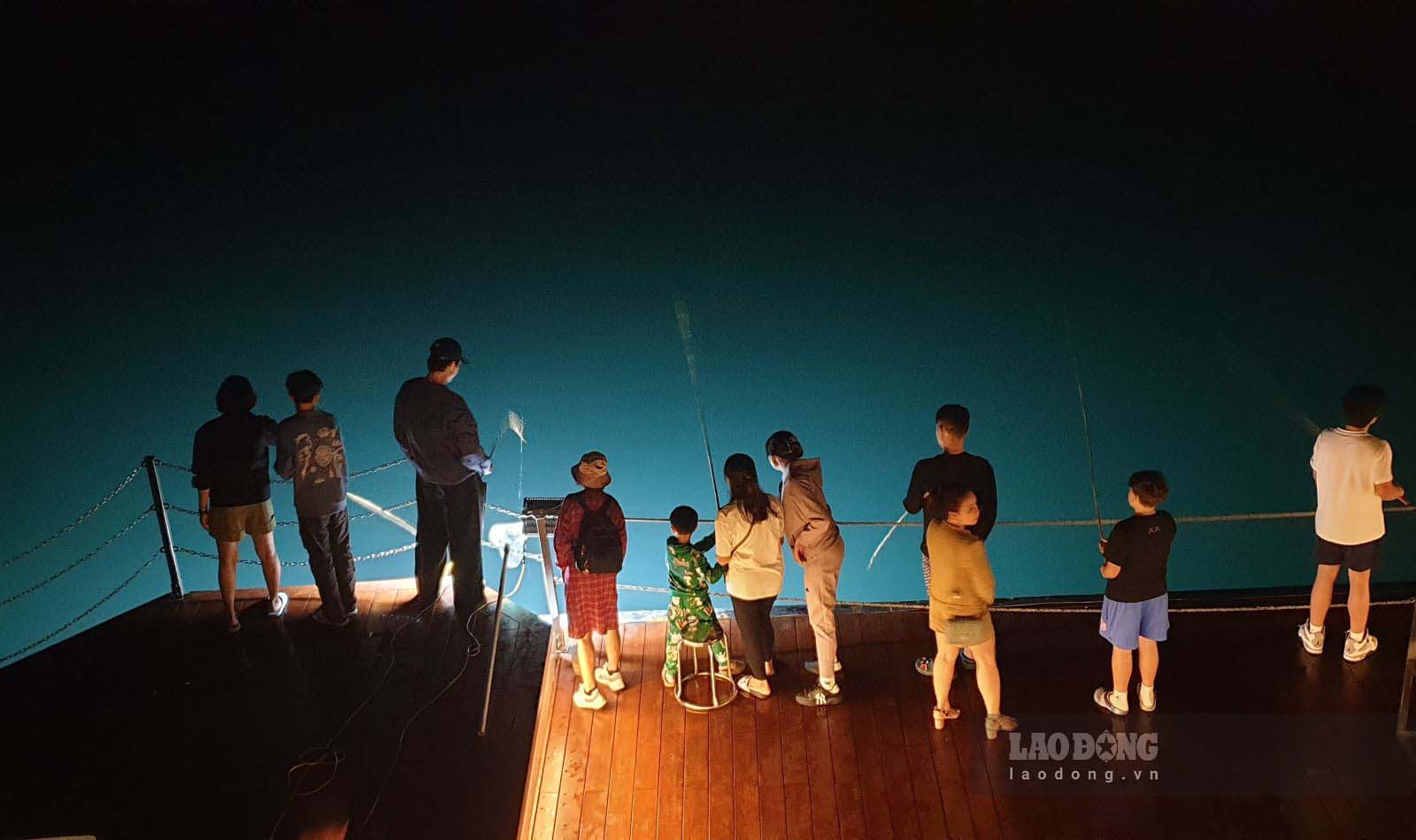 하롱베이에서 밤을 보내는 배에서 오징어를 잡는 관광객. 사진: Nguyen Hung