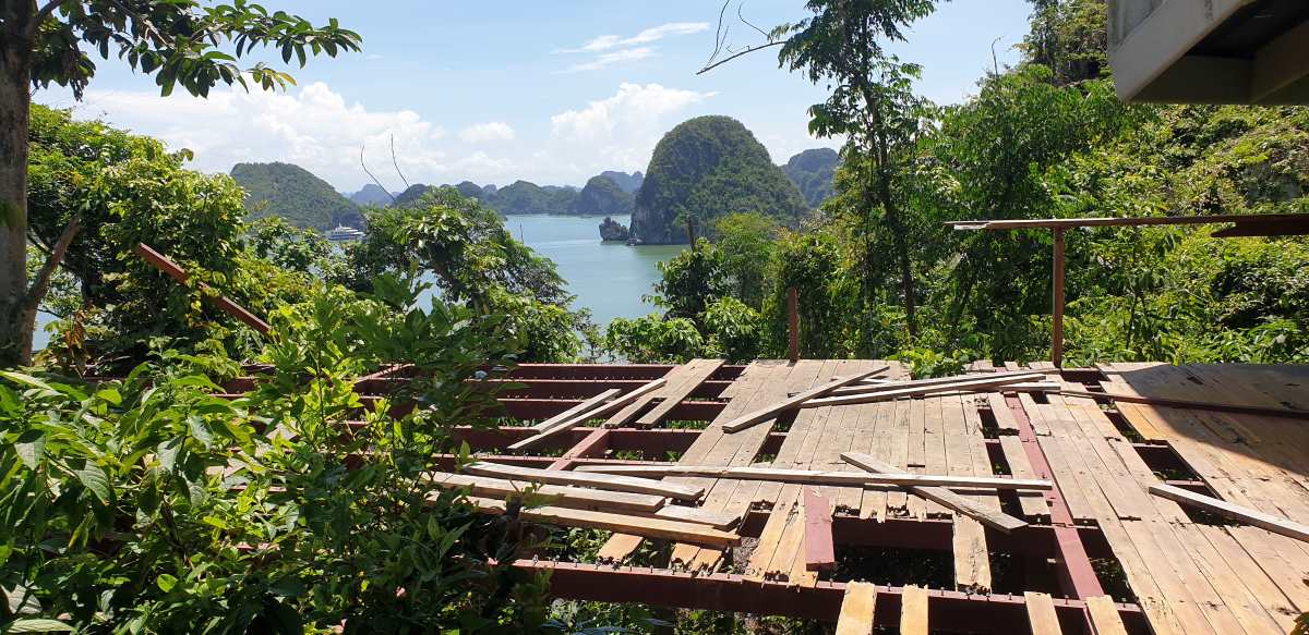 Co so ha tang cua mot du an du lich tren dao Soi Sim, vinh Ha Long xuong cap nghiem trong vi khong the dua vao khai thac do vuong mac cac thu tuc. Anh: Nguyen Hung