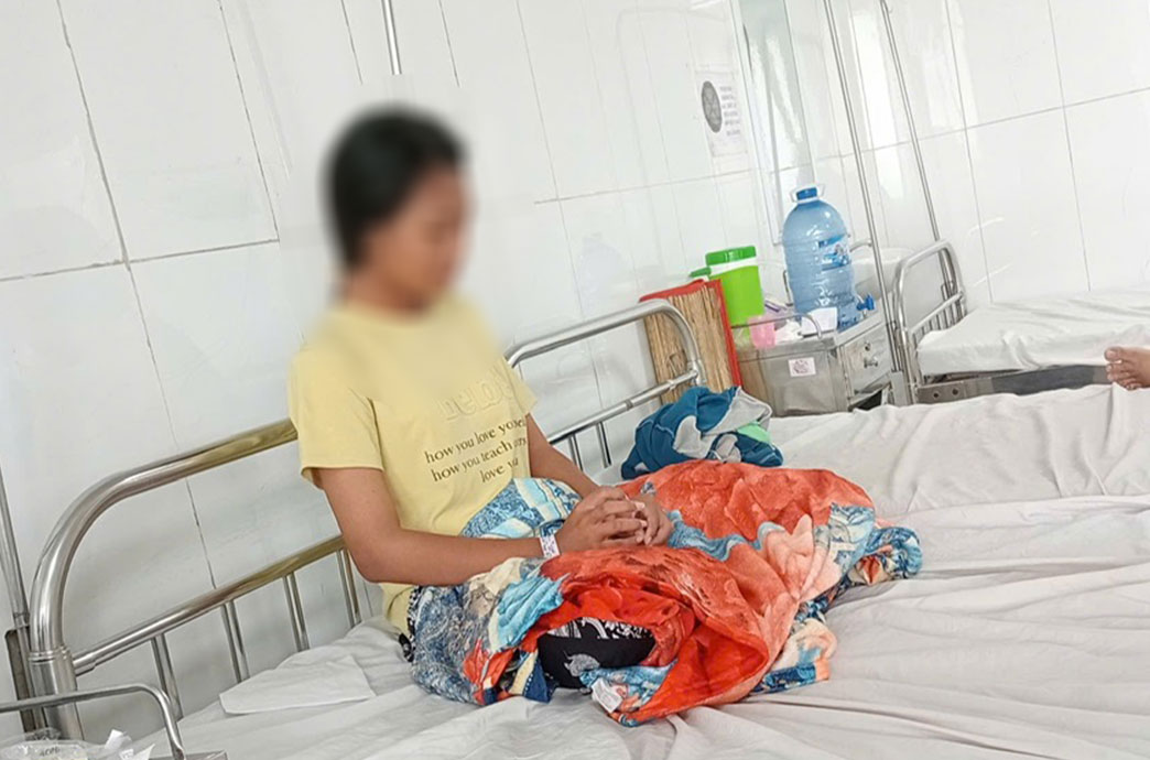 The time T was taken to the hospital by his family for monitoring after the fight. Photo: Provided by readers