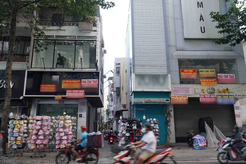 Many premises on busy streets have hung signs for rent for many months. Photo: Ngoc Le