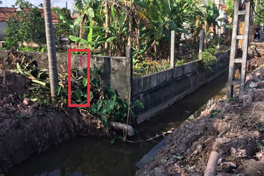 Mốc giới UBND xã Trực Cường (cũ) đánh dấu cho thấy, hộ ông Bổng xây công trình tường bao lấn chiếm. Ảnh: NDCC