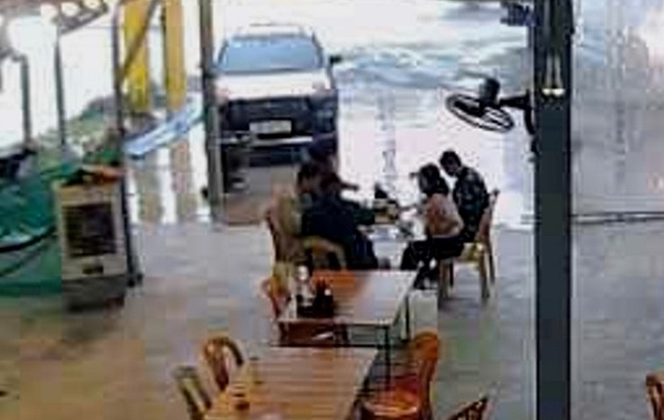 Grupo de caridad sirve el desayuno en Quang Tri pero olvida pagar y el final es calido. Foto: Cortada de la camara del restaurante