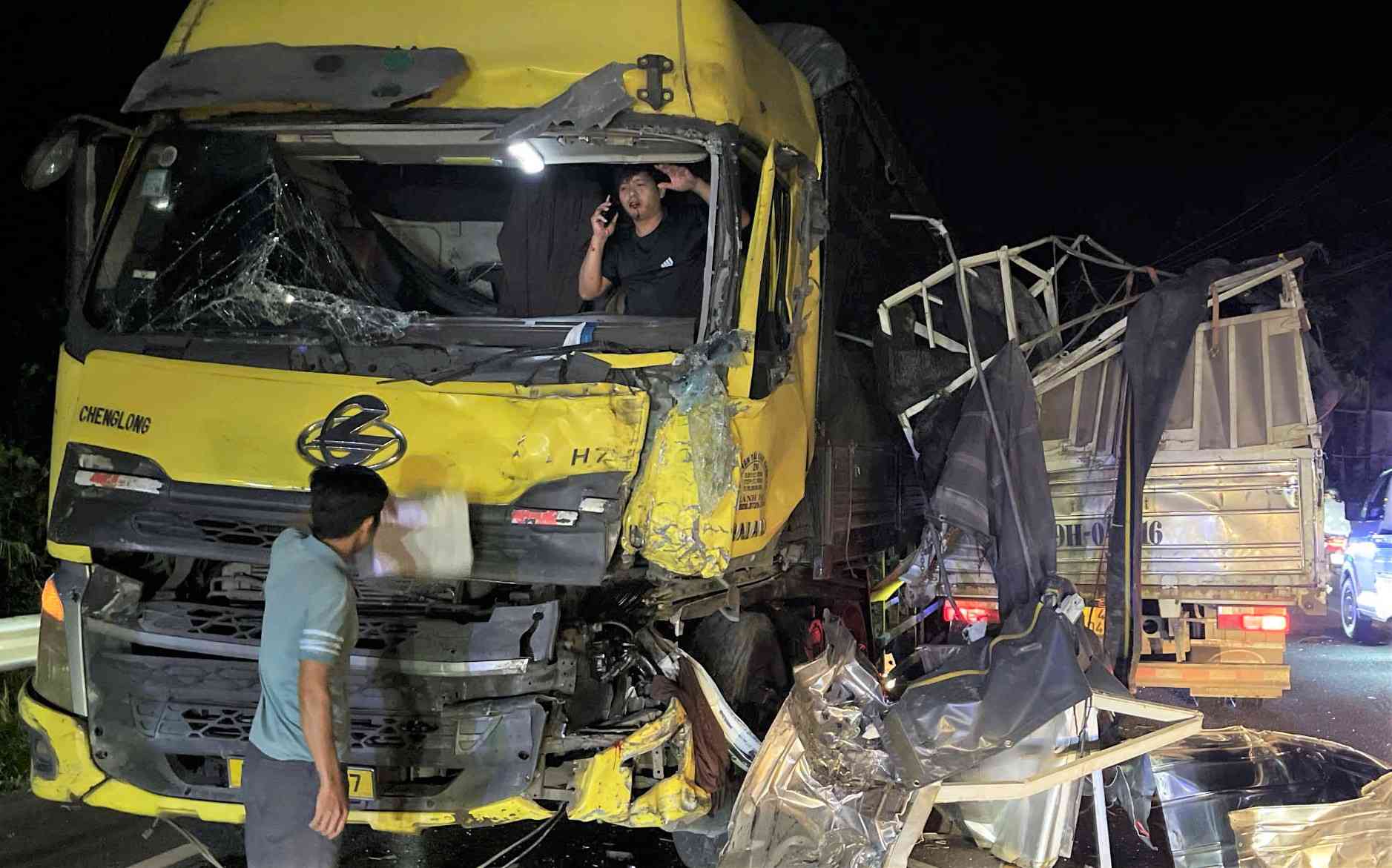 Dos camiones resultaron gravemente dañados tras una colision en el paso de Chuoi en Lam Dong. Foto: Phuc Khanh