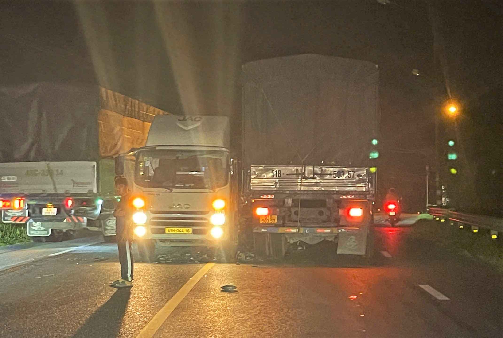 Hien truong vu tai nan giao thong giua 2 xe tai xay ra tren deo Chuoi. Anh: Phuc Khanh