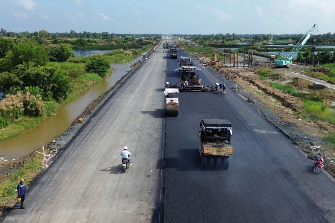 Cong tac tham be tong nhua cung dang trien khai tai dia ban tinh Ca Mau. Anh: Nhat Ho