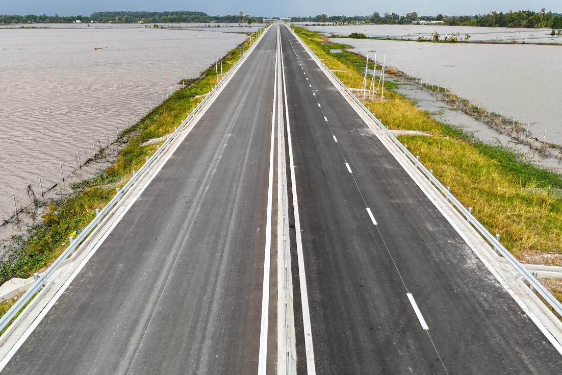 Tu cua ngo Can Tho den Ca Mau, 110km tuyen cao toc dan thanh hinh nhu mot “dai lua” dang duoc hoan thien. Anh: Ta Quang
