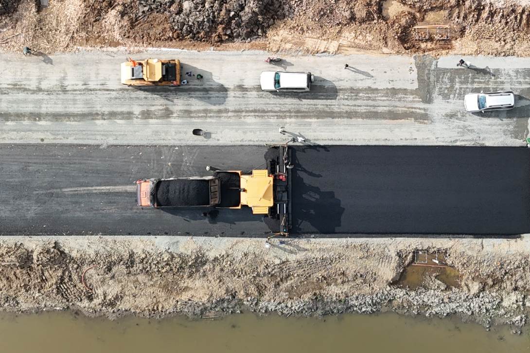 Tai nut giao IC5 cung dang duoc tham be tong nhua. Anh: Ta Quang