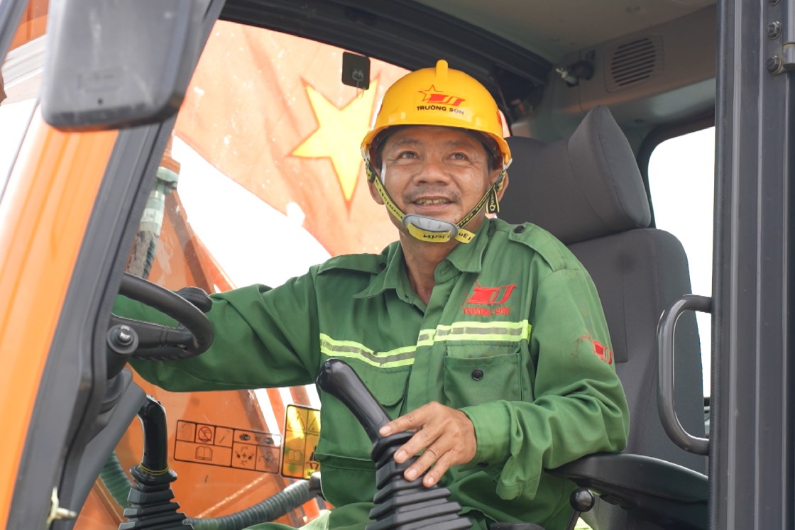 Ong Nguyen Thanh Chan chia se khi duoc dong gop cong suc cho cong trinh trong diem quoc gia. Anh: Ta Quang