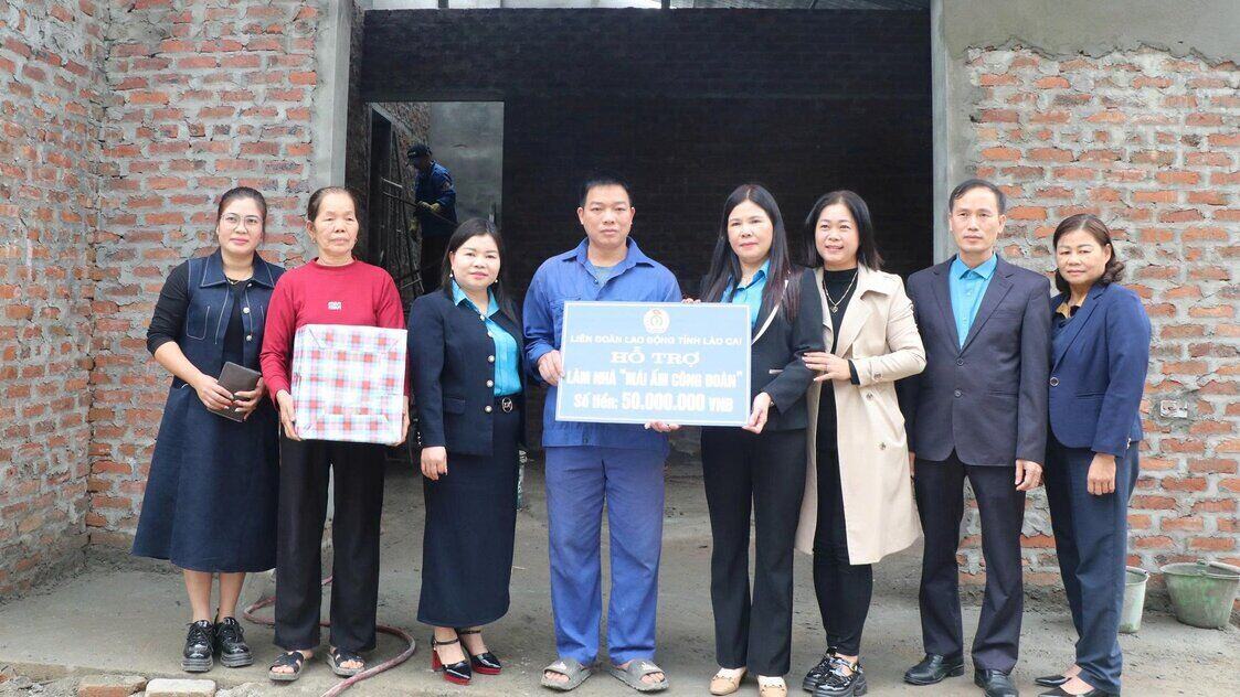 ラオカイ省労働総同盟は、特に困難な状況にある組合員のために「労働組合ウォーム」ハウスの建設を支援した。写真: マン・フン
