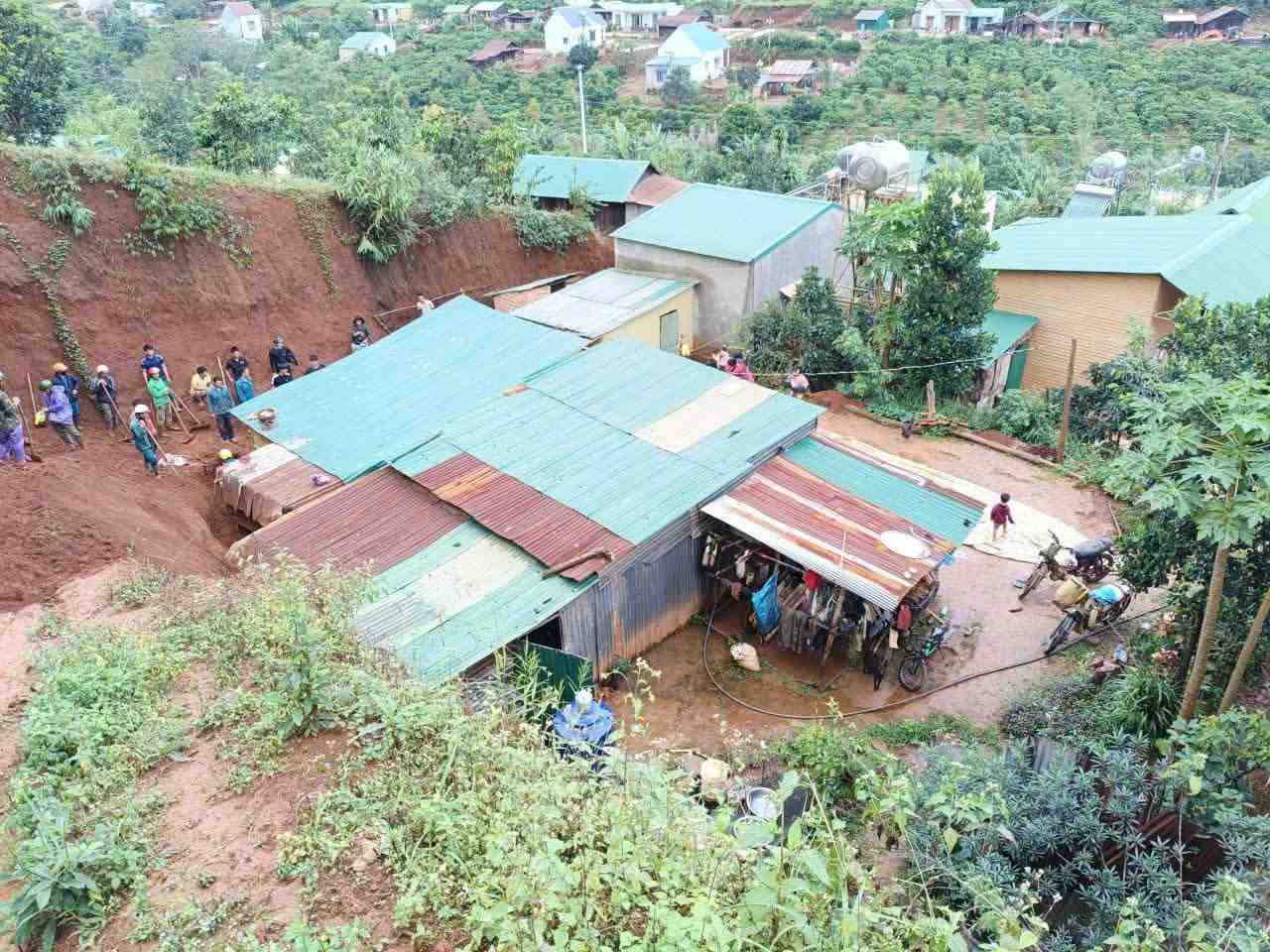 Luc luong quan doi ho tro nguoi dan khac phuc hau qua sat lo dat tren dia ban xa Son Dien. Anh: Phuc Khanh