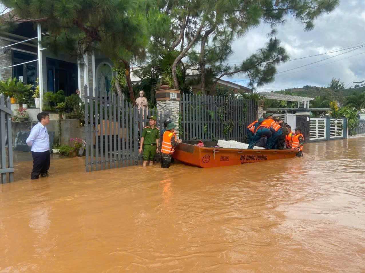 Luc luong quan doi, cong an, lao vao vung ngap sau tai xa Hiep Thanh so tan nguoi dan den noi an toan. Anh: Phuc Khanh