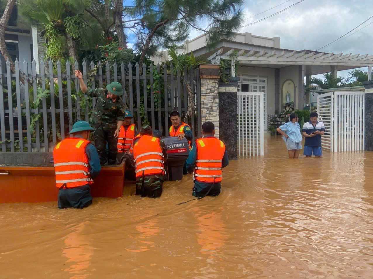 군대는 럼동 주민들을 침수 지역에서 구조하는 데 앞장서는 부대 중 하나입니다. 사진: 신희