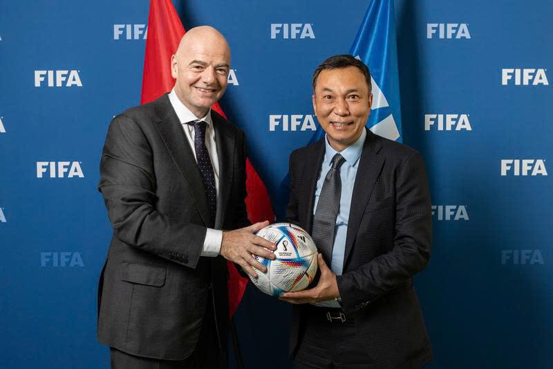 ベトナムサッカー連盟(VFF)のチャン・クオック・トゥアン会長(左)とFIFA会長。写真:VFF