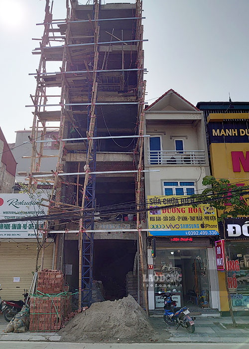 Ngoi nha so 17 cua ong Vu Trong Duong bi nghieng sang phia nha ong Ngoc. Anh: PV