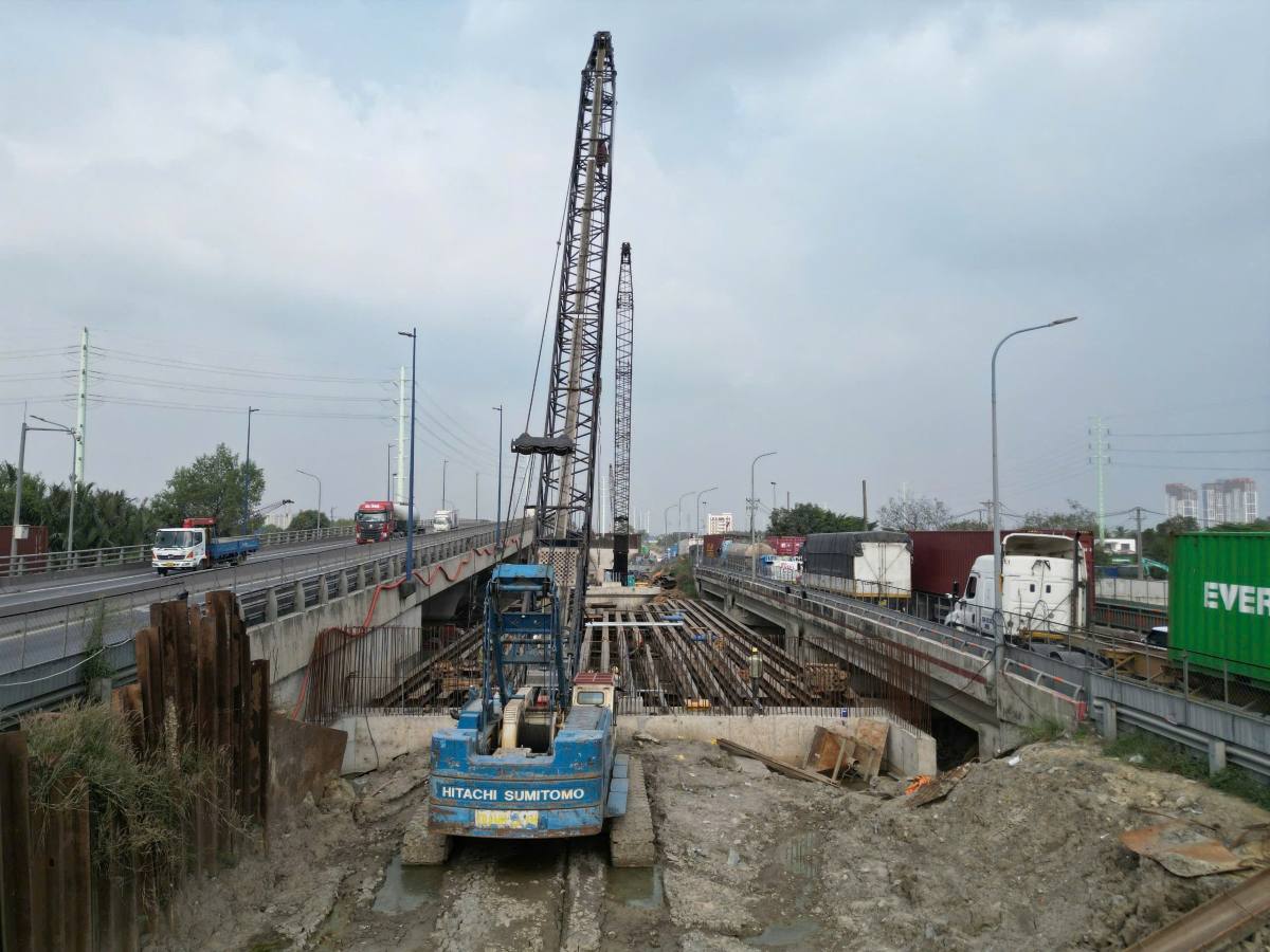 Sau 9 thang thi cong nut giao My Thuy giai doan 3, ghi nhan tai cong truong luon soi dong, cong nhan miet mai lam viec. Anh: Anh Tu