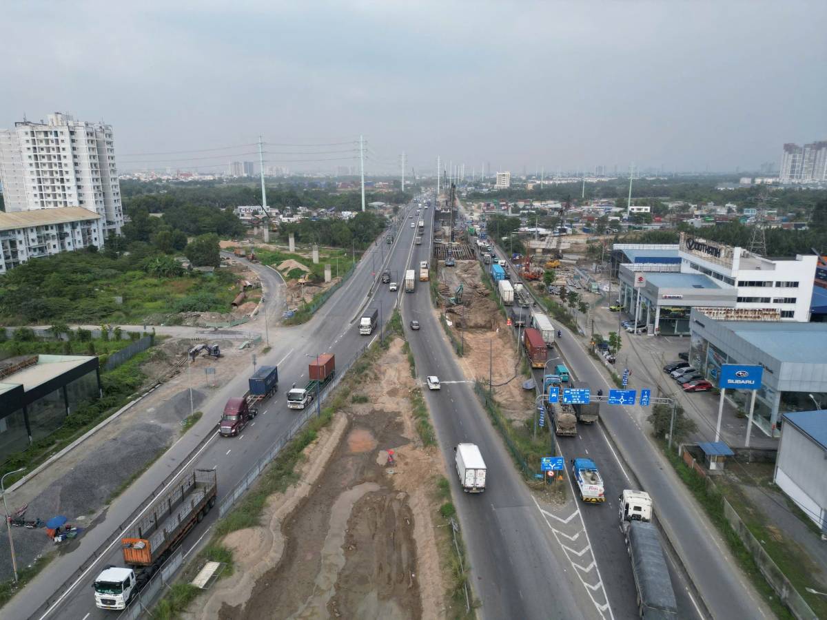 Cau vuot so 2 huong Pha Cat Lai - cau Phu My dang duoc hinh thanh. Anh: Anh Tu