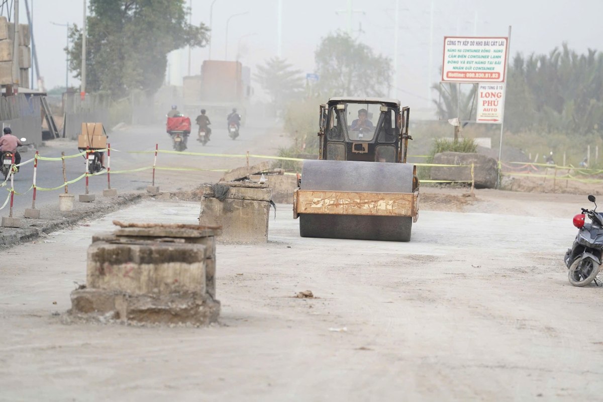 Cac cong nhan dang day nhanh tien do de som dua du an ve dich. Anh: Anh Tu