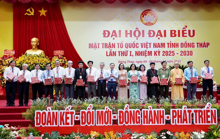 Doan Chu tich Dai hoi tang qua cho cac vi thoi khong tham gia Uy vien Uy ban Mat tran To quoc tinh Dong Thap nhiem ky 2025-2030. Anh: Viet Tien