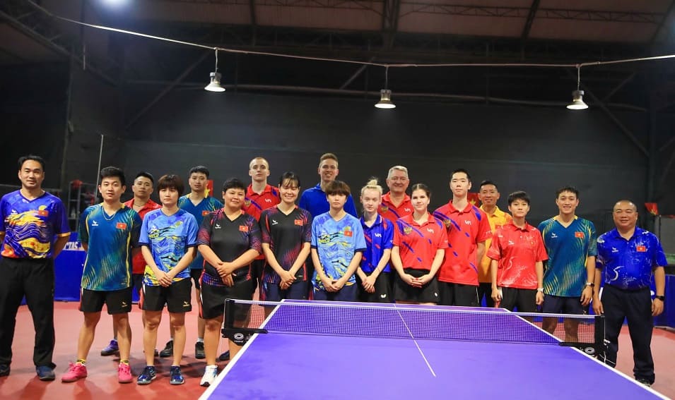 Cung xem nhung hinh anh cua buoi dau tap huan giao huu giua 2 doi. Anh: Minh Dan