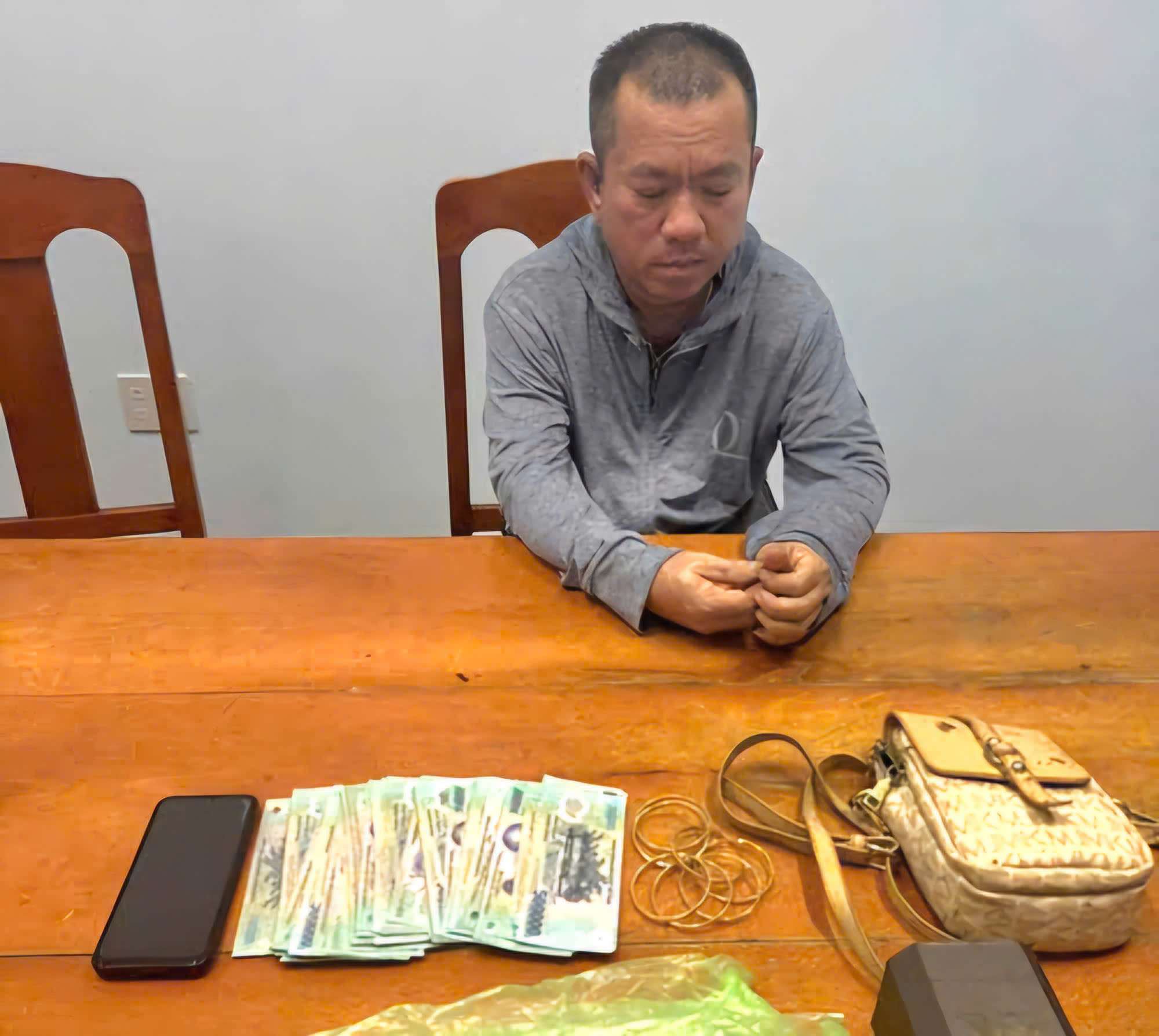 Nguyễn Ngọc Trung cùng tang vật vụ việc tại Công an xã Hàm Kiệm (Lâm Đồng). Ảnh: Công an cung cấp