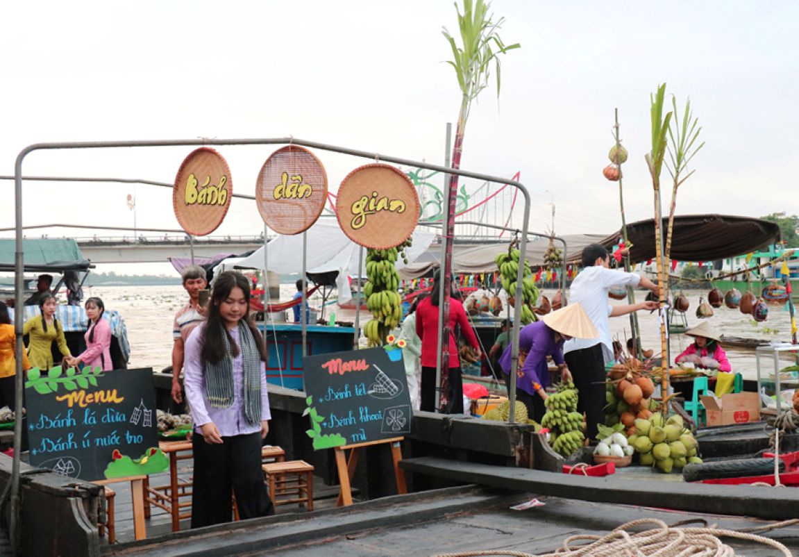 Tái hiện chợ nổi. Ảnh: Cổng thông tin điện tử tỉnh Đồng Tháp