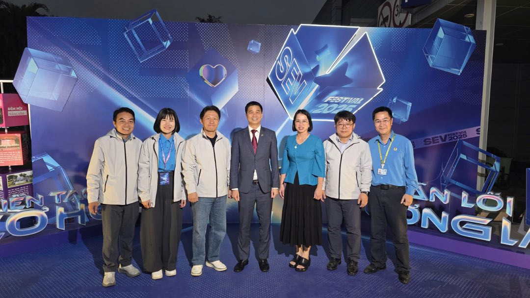 El Sr. Ngo Duy Hieu - Vicepresidente de la Confederacion General del Trabajo de Vietnam (empate desde la derecha) junto con los lideres de la Federacion Laboral de la provincia de Bac Ninh los lideres de la empresa y los lideres sindicales de la empresa asistieron al programa. Foto: Quyet Chien