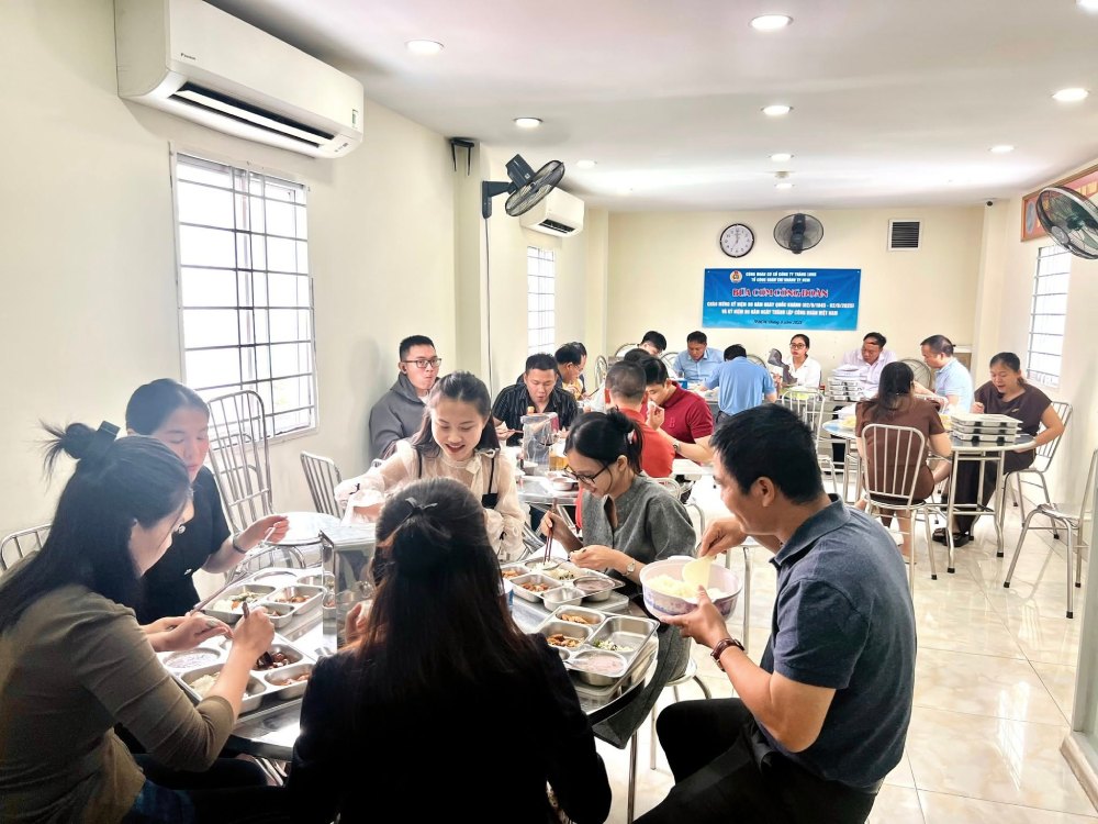 Doan vien, lao dong tai cac don vi san xuat cua Cuc H08 tham gia bua an tap the tai cong ty. Anh: Quynh Chi