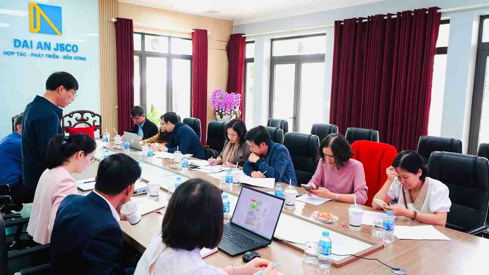 ハイフォン市の各省庁の代表者が、プロジェクトの進捗状況と障害について意見交換しています。写真:Nguyen Thuong