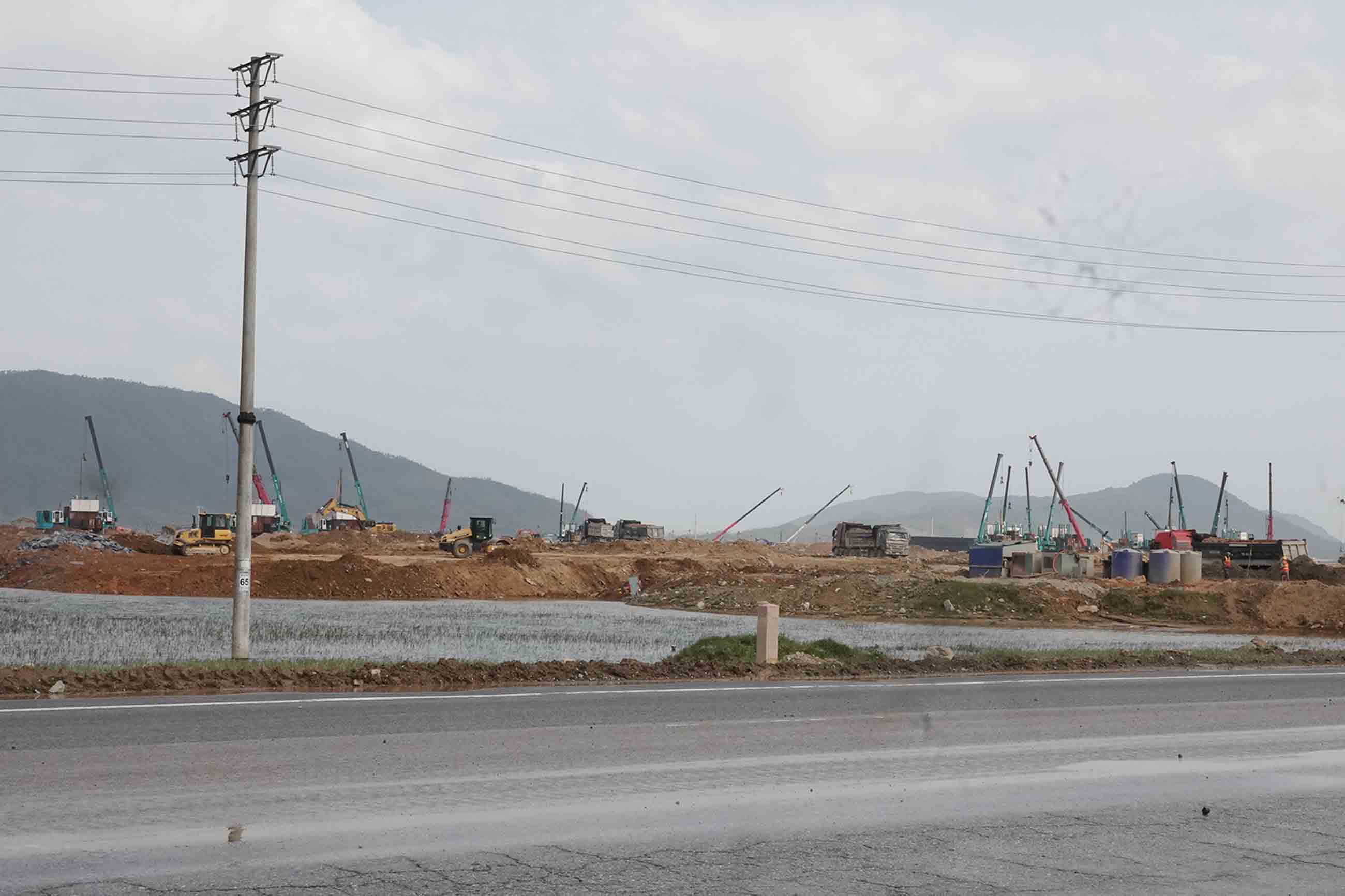 Dai cong truong san lap mat bang trien khai Du an o Vung Ang. Anh: Tran Tuan.