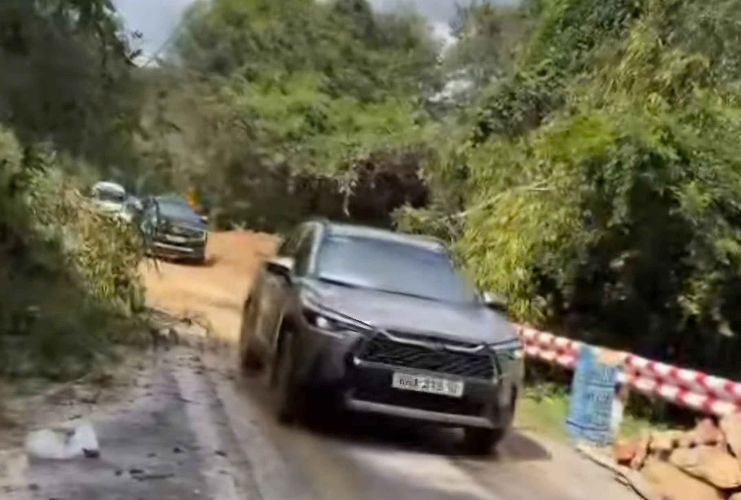 Sau khi hien truong sat lo duoc khai thong, hon 20 oto bi mac ket tai Km41 deo Gia Bac da duoc giai phong an toan. Anh: Nguoi dan cung cap