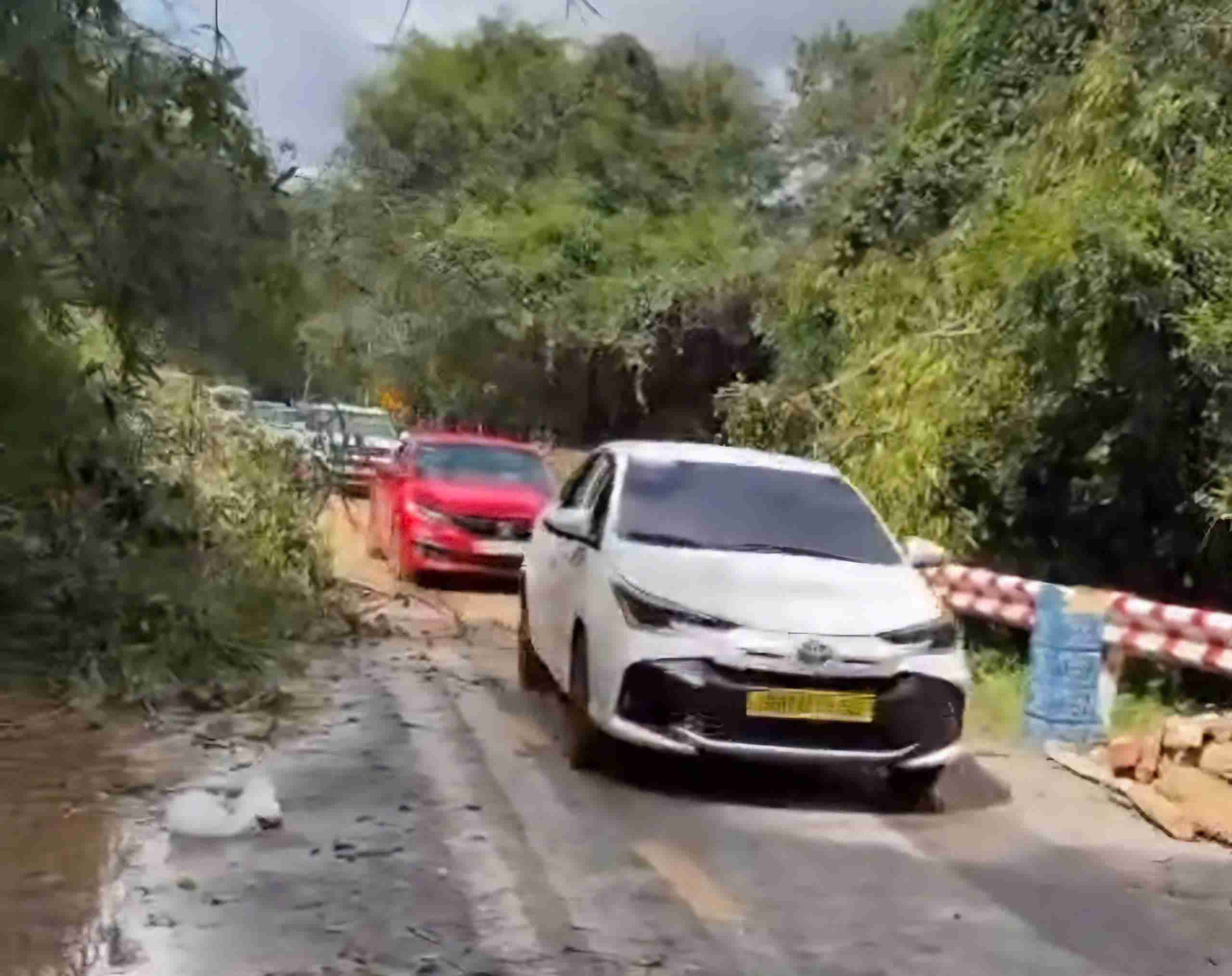 All vehicles stuck at Km41 Gia Bac Pass in Lam Dong have been rescued safely. Photo: Provided by the people