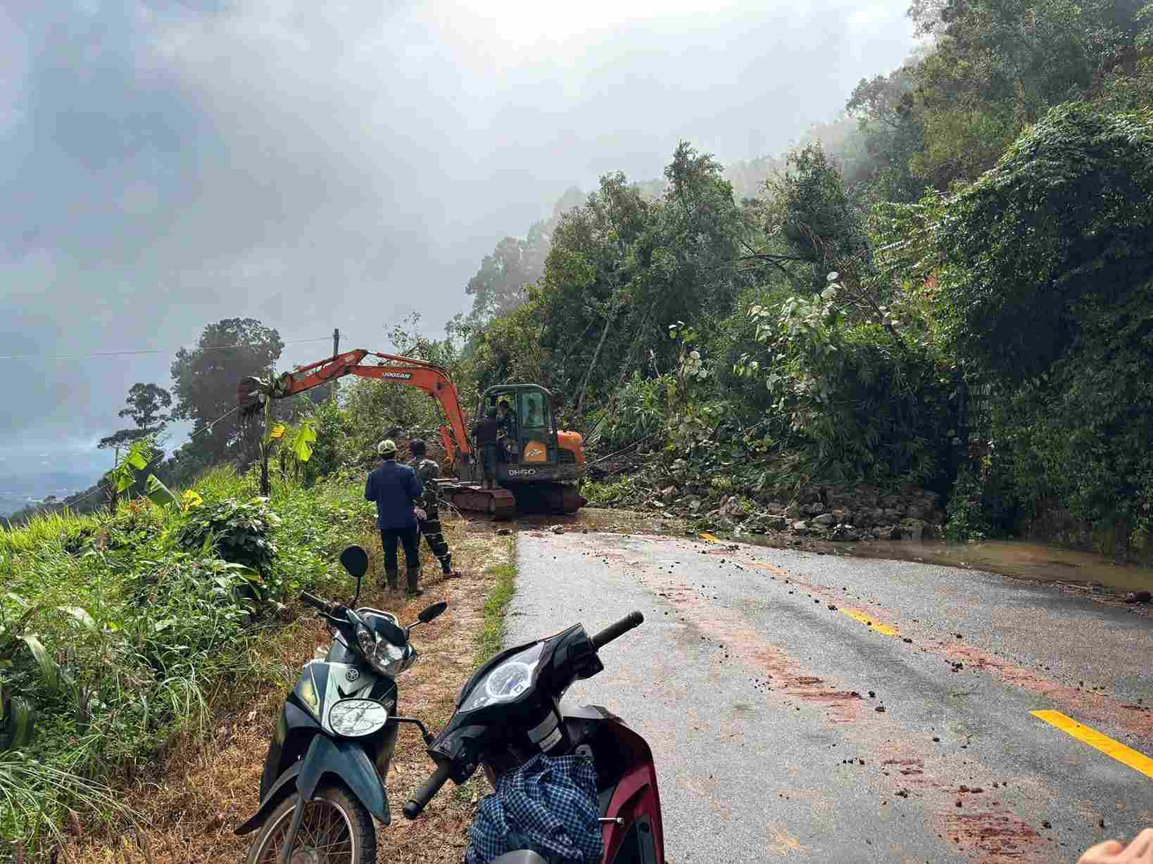 Cac luc luong no luc giai phong hien truong cac diem sat lo tren deo Gia Bac. Anh: Than Hy