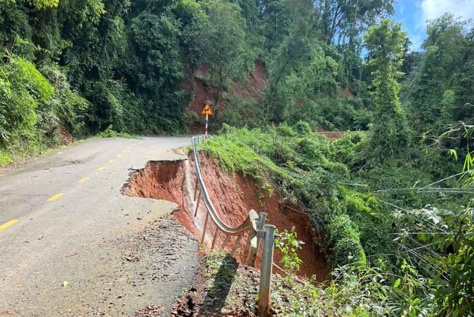 Sat lo taluy am nghiem trong an sau vao nen duong tai Km50 tren deo Gia Bac. Anh: Phuc Khanh