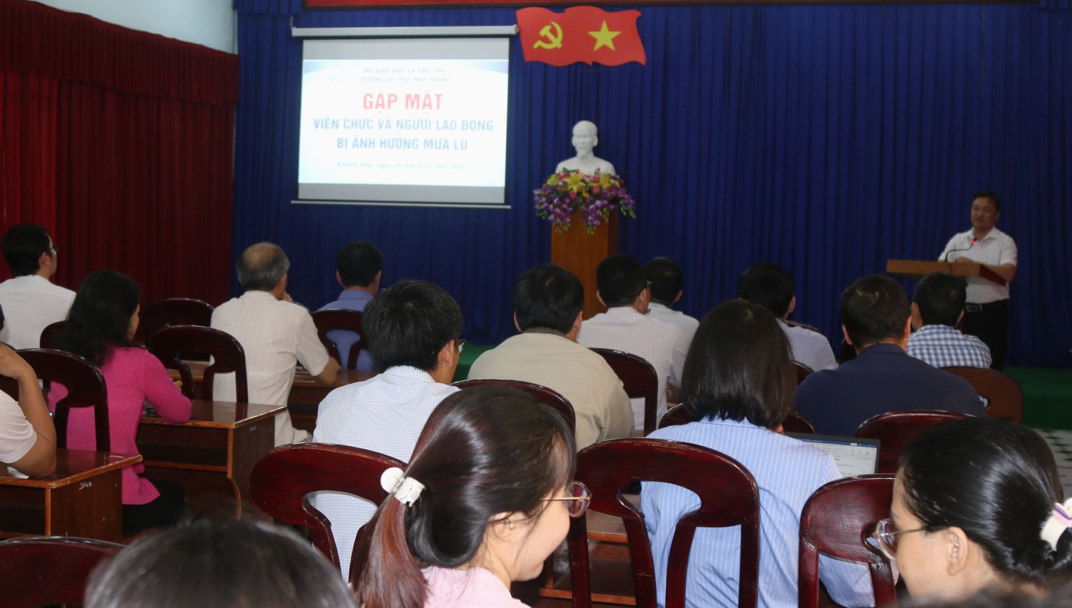 Chu tich Cong doan co so Truong Dai hoc Nha Trang chia se cung doan vien bi thiet hai trong dot mua lu vua qua. Anh: Phuong Linh