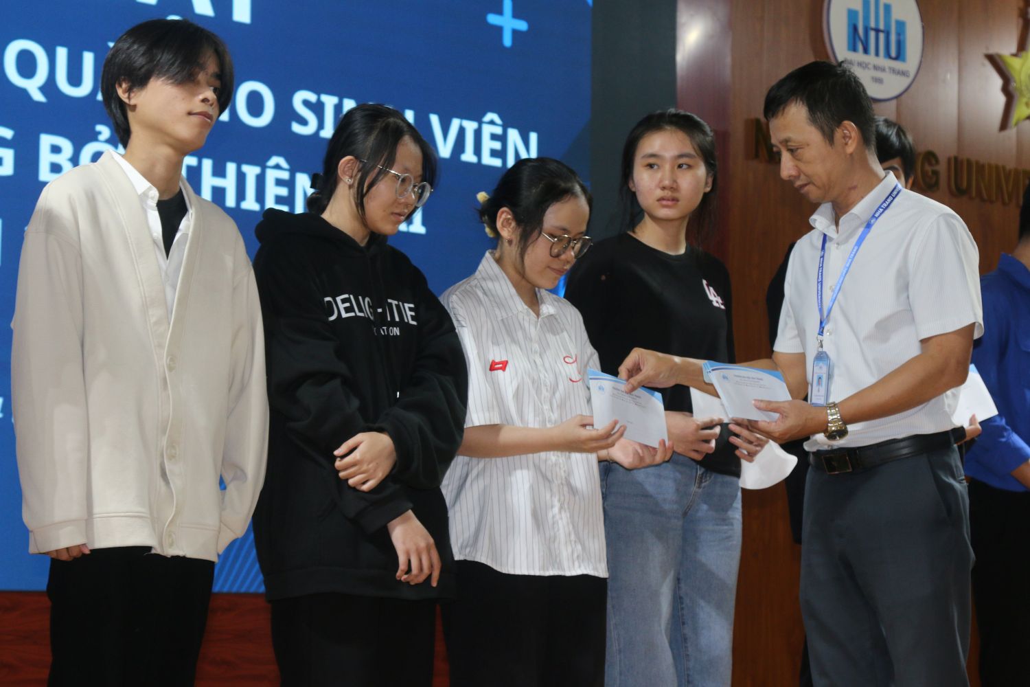 Lideres de la Universidad de Nha Trang entregan apoyo a los hospitales afectados por las recientes inundaciones. Foto: Phuong Linh