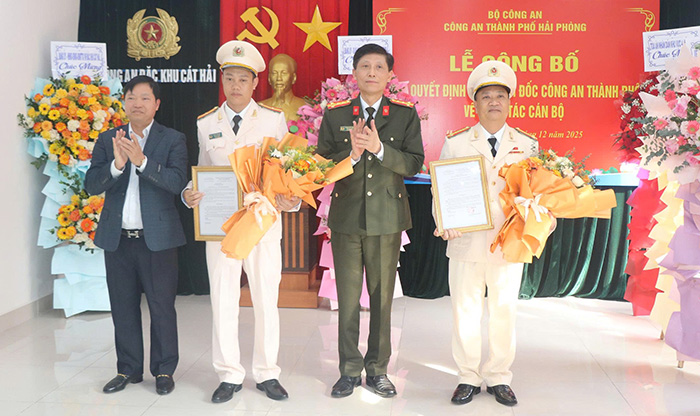 하이퐁시 공안 및 Cat Hai 특별 구역 지도자들이 Hoang Xuan Hien 중령(오른쪽 맨 끝)과 Pham Van Thoi 소령(왼쪽에서 두 번째)에게 축하 인사를 전하고 있습니다. 사진: Cat Hai 특별 구역 전자 정보 포털