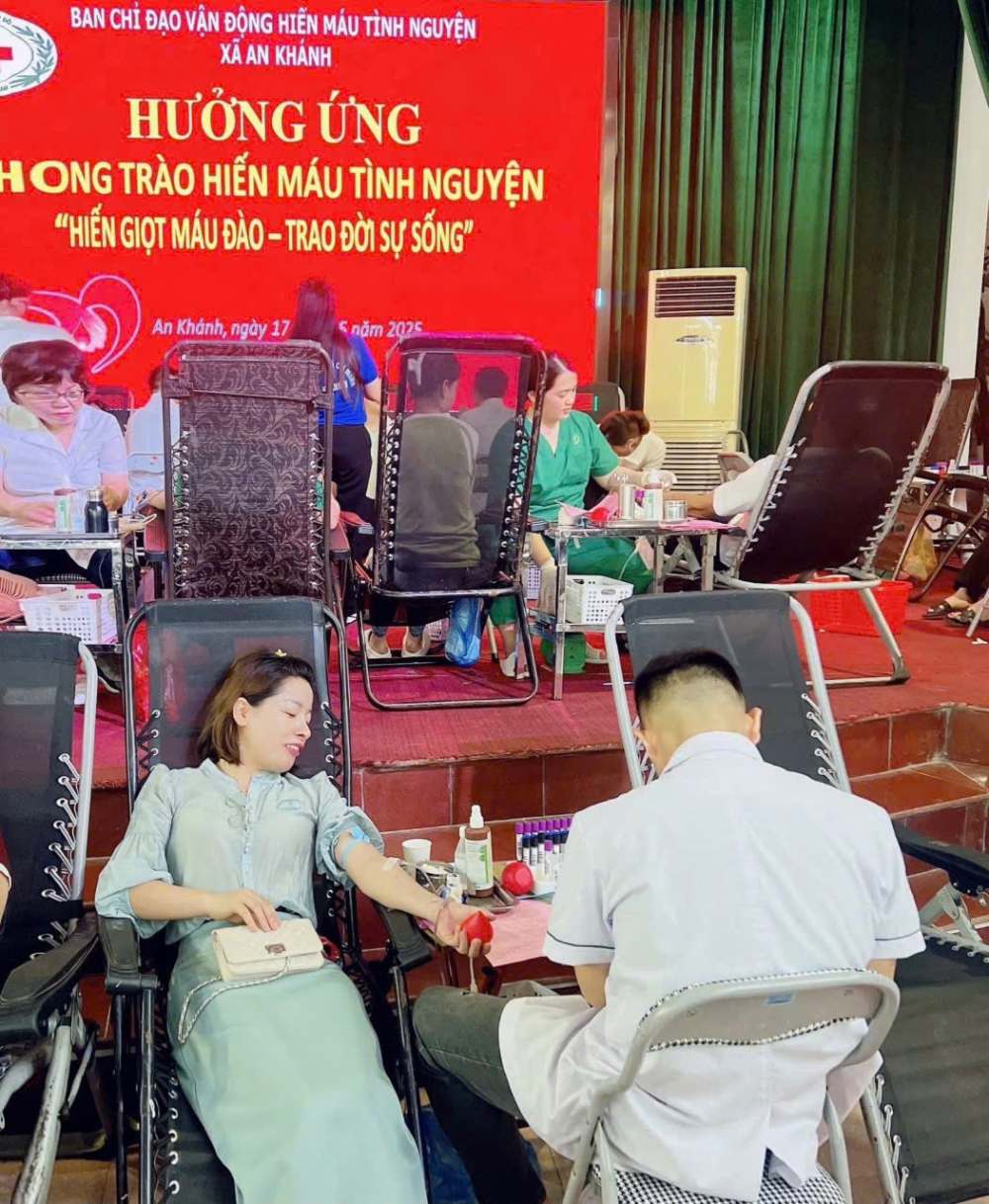 Co giao Bui Le Duong Thuy tham gia hien mau tinh nguyen tai xa An Khanh. Anh: NVCC 