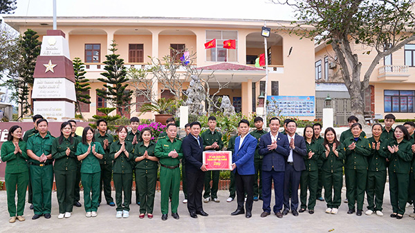Hai Phong시 인민위원회 위원장 Le Ngoc Chau가 Bach Long Vi 청년 돌격대 총대에 선물을 증정했습니다. 사진: Hai Phong 전자 정보 포털