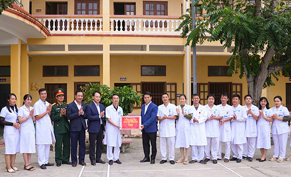 Chu tich UBND thanh pho Le Ngoc Chau tang qua Trung tam Y te Dac khu Bach Long Vi. Anh: Cong TTDT Hai Phong