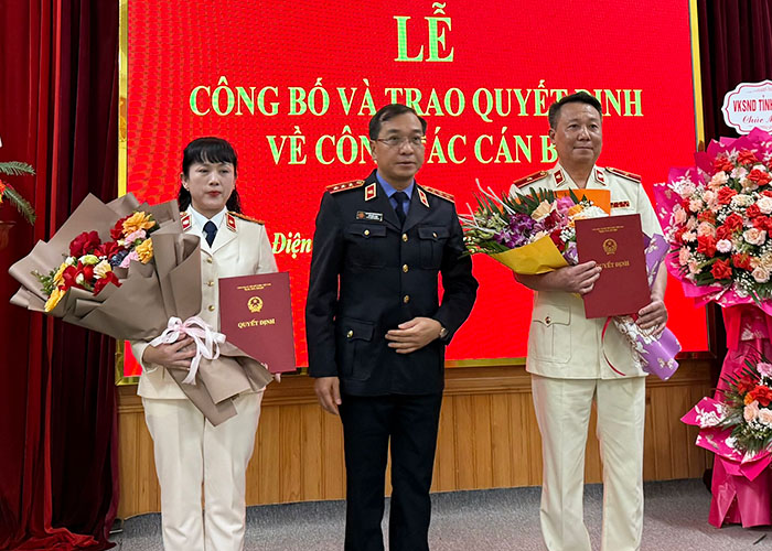 호득안(Ho Duc Anh) 최고인민검찰원 부원장이 디엔비엔(Dien Bien)성 인민검찰원장 및 부원장 임명 결정을 수여하고 있습니다. 사진: 뚜찐(Tu Trinh)