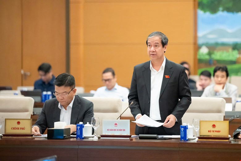 Bo truong Nguyen Kim Son khang dinh quan diem: Dao tao thac si, tien si la trinh do hoc van trong thang dao tao Quoc gia; dao tao BS CK I, II noi tru, la dao tao tang cuong nang luc va ky nang nghe chuyen sau rat dac thu cua linh vuc y te. Anh: Media Quoc hoi